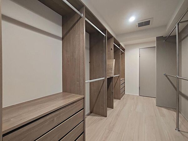 WICには衣類や寝具・季節家電などを、たっぷり収納できます。