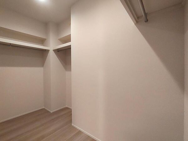 ハンガーパイプと棚が備わっています。収納家具を最小限に、居住空間を有効に使えます。