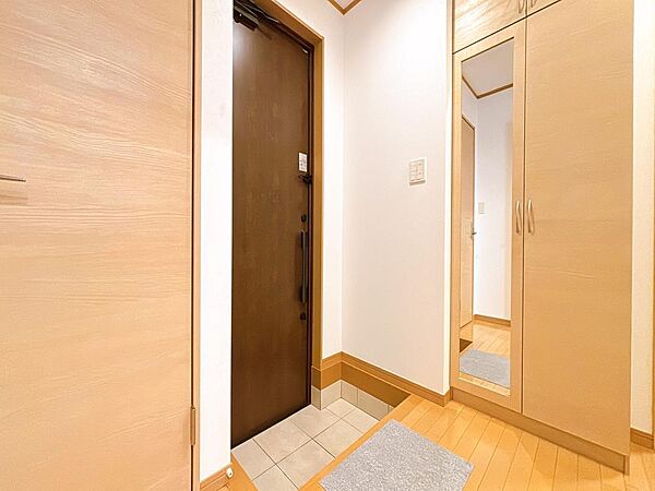 「玄関」ご家族の靴をすっきり収納できるシューズボックスが設けられています。姿見も備わっており、外出前の身だしなみチェックに役立ちます。