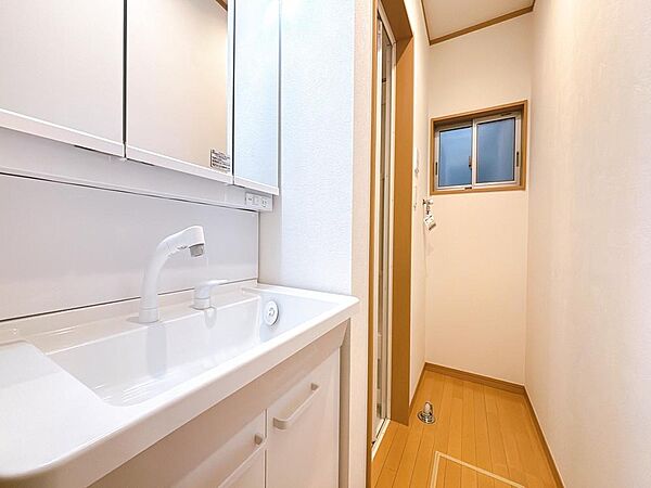 「洗面化粧台」3面鏡付の洗面化粧台が設置されています。ボウル下には収納が備わっており、シャンプーや洗剤などのストックを仕舞えます。