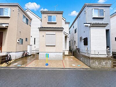 外観：「現地外観」大通りより1本中に入った場所に位置する、中古戸建です。本物件の南西側は、現在駐車場になっているため、陽当りが確保しやすいです。※バーチャル加工を施しています。