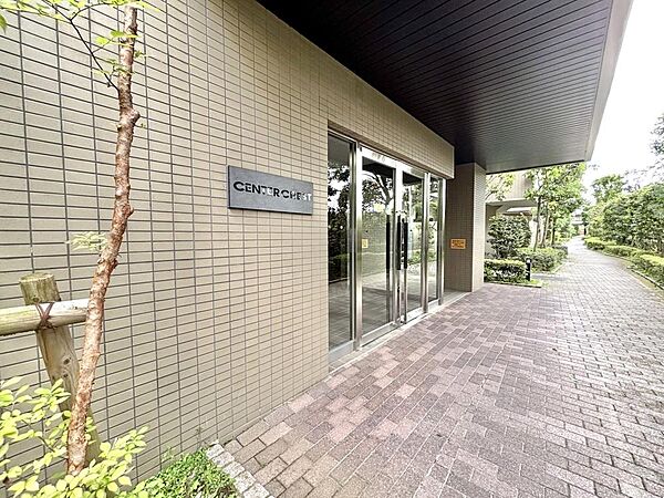 スーパーなどの買い物施設も近くに揃い、快適ライフを彩るロケーションです。