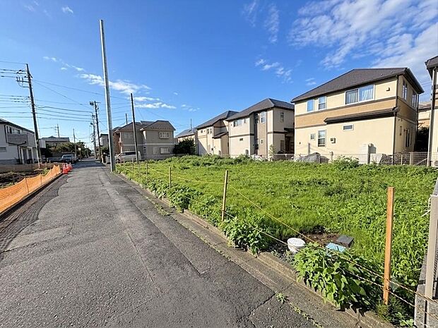 前面道路はアスファルト舗装されています。自転車の走行や、ベビーカーを押して外出する際も快適です。