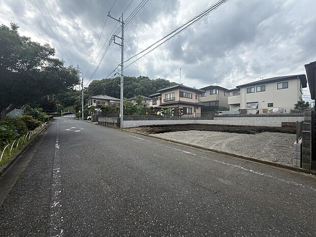 前面道路幅員にゆとりがあり、お車の出し入れも比較的スムーズに行えます。