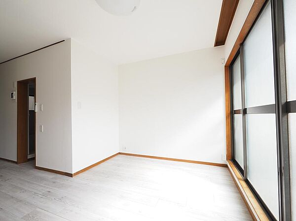 採光・通風に考慮されたLDKです。快適で居心地の良い、家族団らんのひと時をお過ごしいただけます。