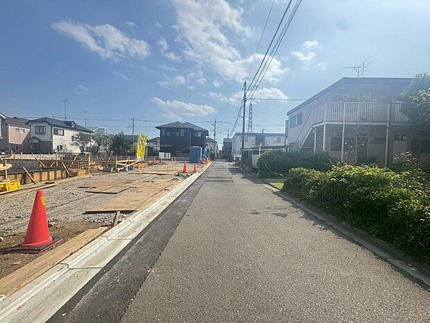 前面道路はアスファルト舗装されています。自転車の走行や、ベビーカーを押して外出する際も快適です。