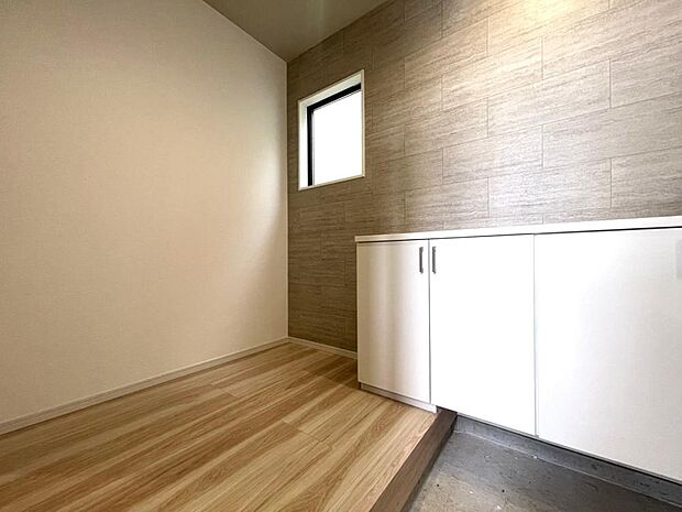 住まいの顏となる玄関。お気に入りの小物や写真を飾ることで、さわやかな気持ちで外出できそうです。