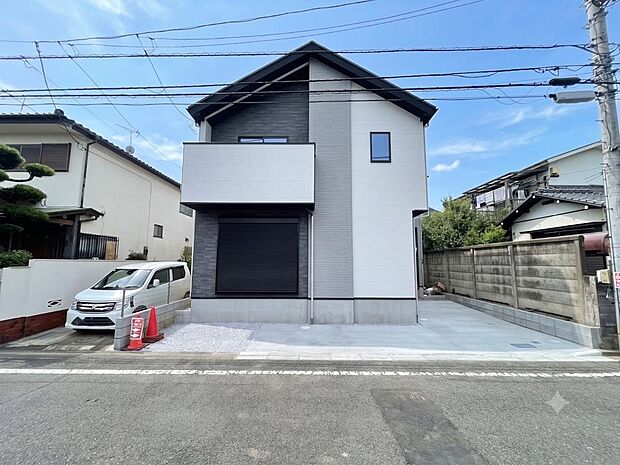 前面道路は幅員6m以上の広さが確保され、車のすれ違いもスムーズです。※バーチャル加工を施しています。