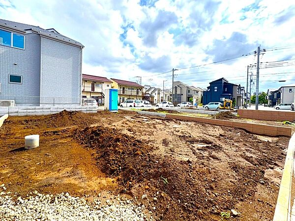 部屋数の多い4LDKの新築戸建。南側にはバルコニーが2箇所設けられています。