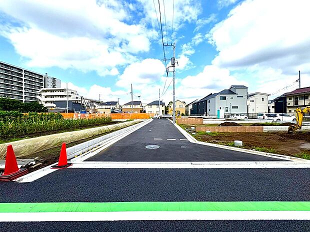 通り抜けができない道路に面しているため、プライバシー性高く、穏やかな暮らしが叶います。