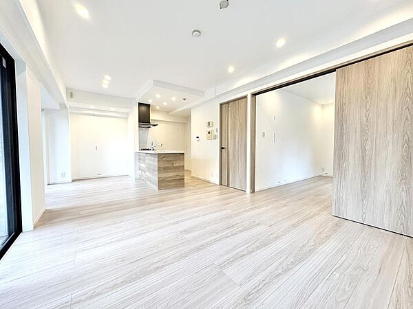 自然と笑顔が溢れるLDKです。お好きな小物や写真を飾り、お住まいづくりをお楽しみください。
