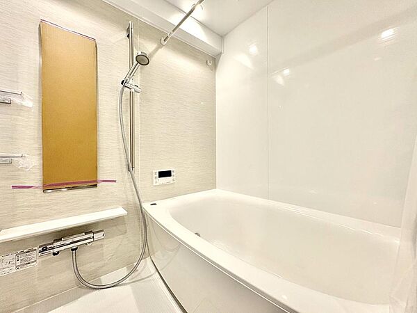 清潔感のある浴室。1日の疲れをゆっくりと癒してくれる空間です。