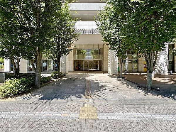 敷地内に植栽が施され、緑に癒されるエントランススペースです。