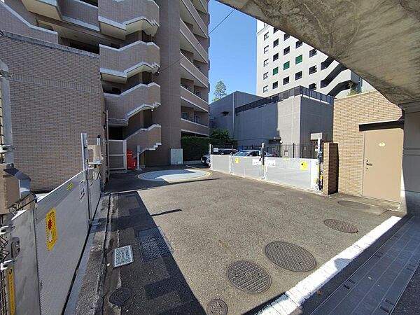 マンションの敷地内駐車場です。サイズ制限・最新の空き状況等、お気軽にお問い合わせください。