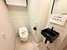 トイレ：サッと手を洗える、手洗いカウンター付きのトイレスペースです。