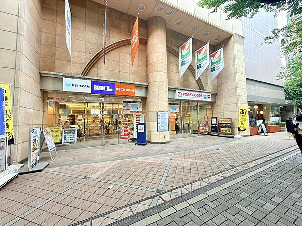 マンション1階部分には買物施設があり、利便性の高い住環境が整っています。