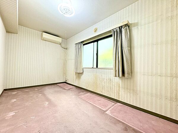 自然光が差し込む洋室。収納が備わっており、子供部屋や在宅ワークスペース等にもおすすめです。