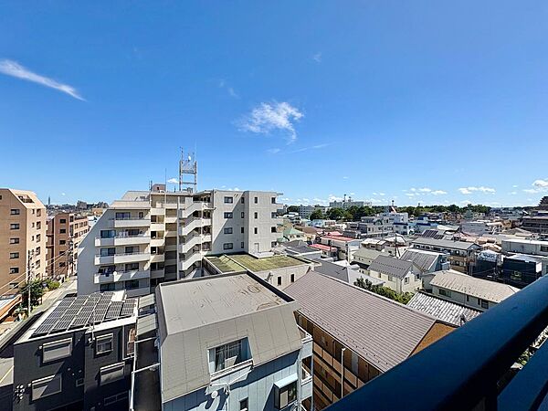 バルコニーからの眺望。街並みを見晴らす開放感のある眺望です。