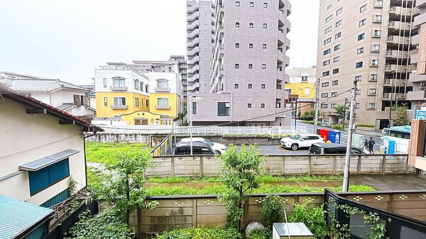 バルコニーからは昼と夜で違った雰囲気の景色を楽しむことができます。