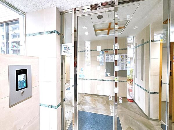 エントランスは、防犯性を高めるオートロックが採用されています。