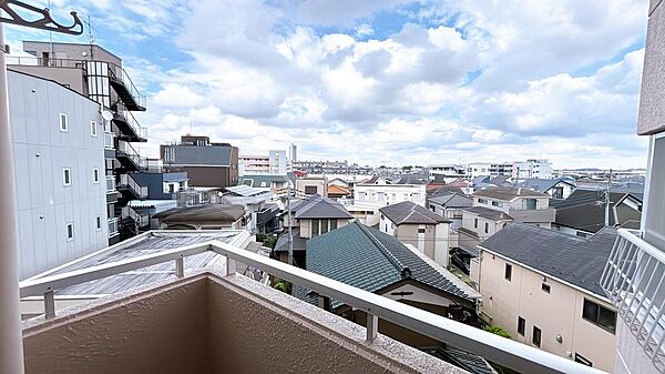 仕事や家事の合間の休憩に、バルコニーから景色を眺めればリフレッシュにもなりそうです。