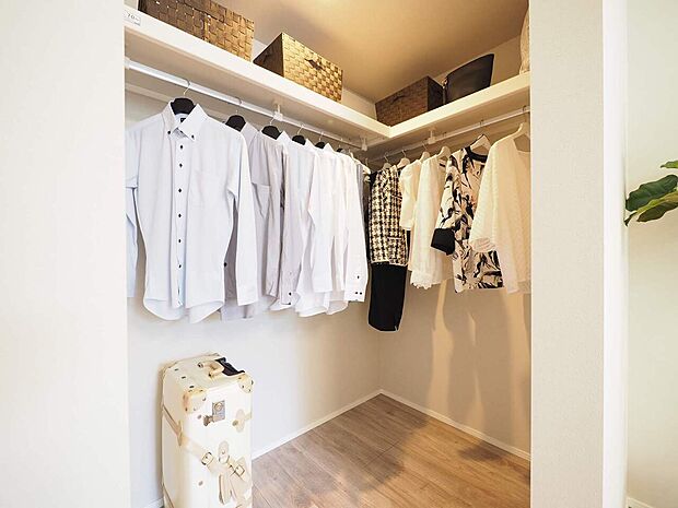 WICはお洋服をたくさん収納できるだけでなくハンガーにかけたまま保管できるため、シワも軽減されます。