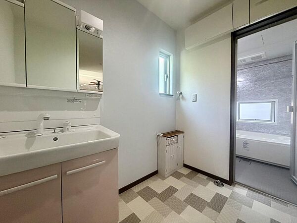 清潔感がある空間は、朝の身支度も気持ちよく行えそうです。