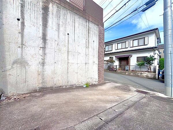 駐車場があります。電車だけでなくお車も利用でき、休日のお出かけの幅が広がりそうです。