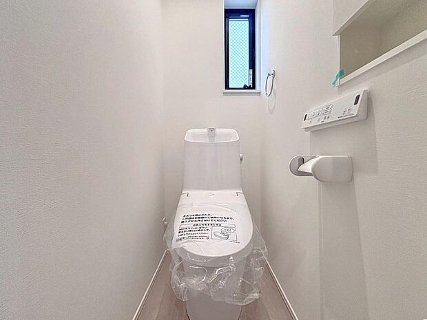 トイレには窓があるため、自然光を採り込むことができます。お掃除の際、換気もスムーズに行えます。