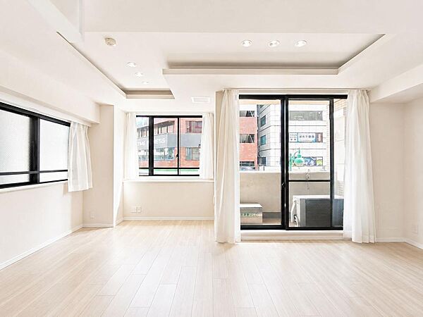 「LDK/約16.0帖」ご家族が集うLDKは、南向き、2面採光が確保されています。シンプルな内装のため、お好みのインテリアを楽しめます。