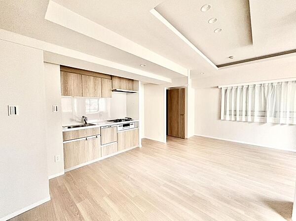木目調が柔らかい印象のシステムキッチン。上下に収納が備わっており、調理器具などを収納いただけます。