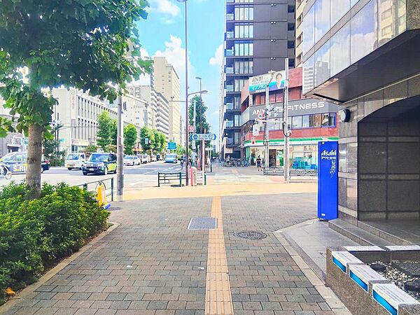 「アルカーデンシティリンクス新宿」エントランスは、ベビーカーでの走行の際に快適なスロープ付きです。自動販売機がマンション前にあります。
