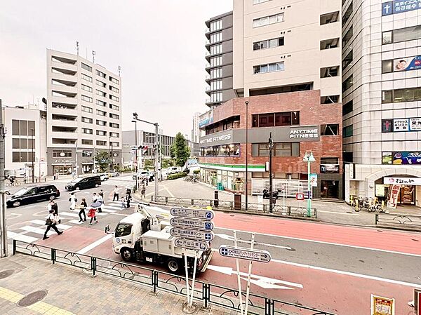 生活に欠かせないスーパーや、小学校も徒歩圏内に揃う立地です。