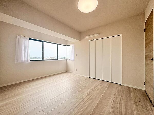 様々なテイストのインテリアと相性の良い、シンプルな内装です。お好みのお部屋作りが楽しめます。