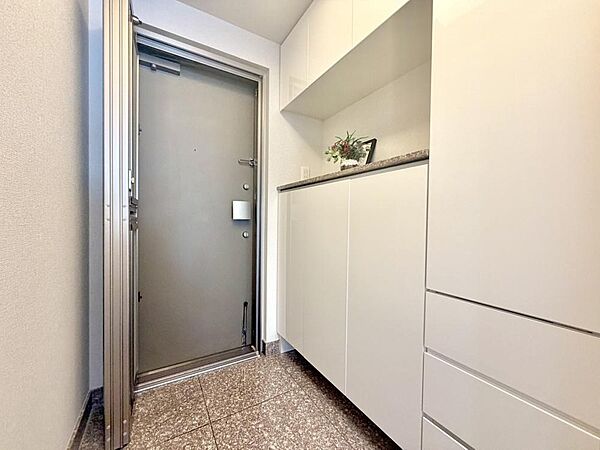 玄関にはシューズボックスを設置。散らかりがちな玄関スペースをすっきりとした状態に保てます。