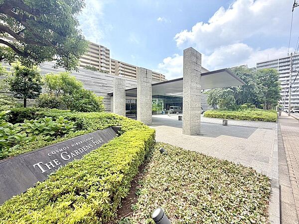 青空に映える外観デザインです。生活に欠かせないスーパーや、小学校も徒歩圏内に揃う立地です。
