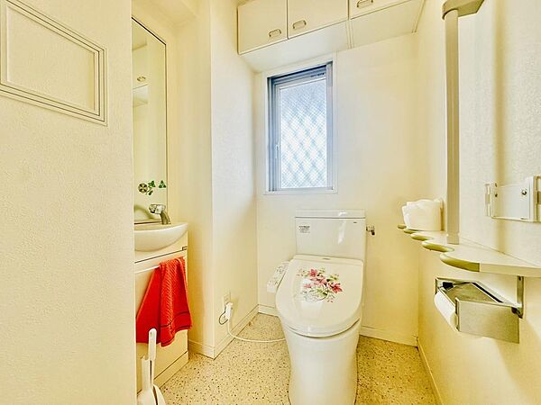 トイレには窓があるため、自然光を採り込むことができます。お掃除の際、換気もスムーズに行えます。