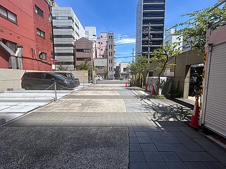 奥行きあるアプローチが設けられているため、出入り時のプライバシー面も配慮されます。