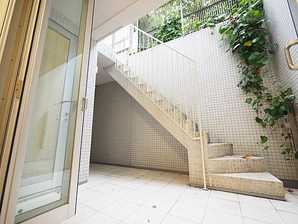 テラスはアウトドアリビングとして、朝食やティータイム、読書を楽しむスペースとして活用できます。