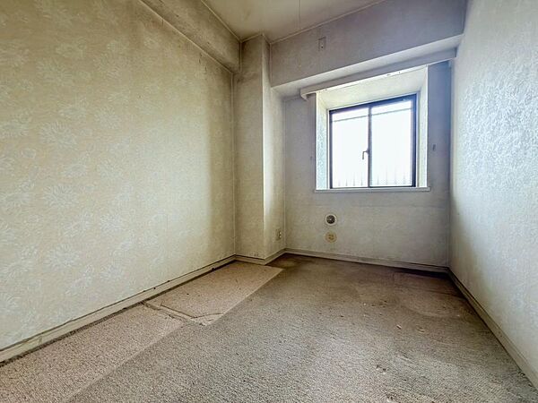 自然光が差し込む洋室。収納が備わっており、子供部屋や在宅ワークスペース等にもおすすめです。