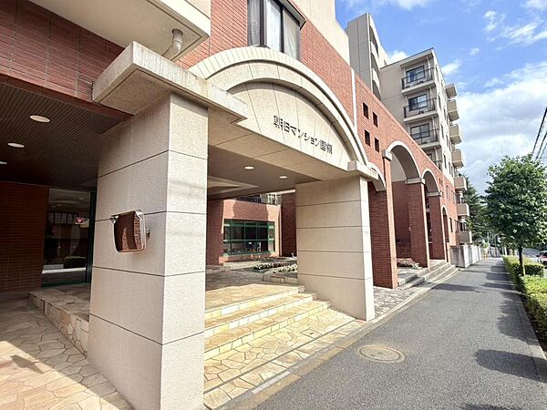 アプローチからつながる前面道路は歩道があり、お子様の外出時も安全面に配慮されます。