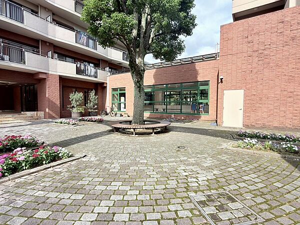 マンション敷地内に中庭がございます。緑豊かな景色を眺めながらリフレッシュできそうです。