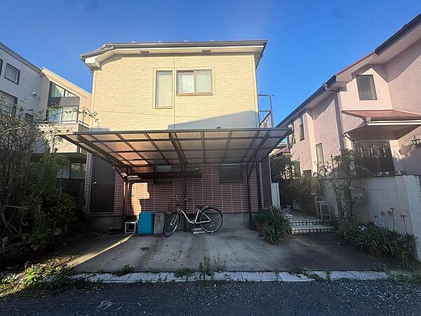 周辺は、低層住宅が建ち並ぶ閑静な住宅街です。緑豊かな住環境で落ち着いた暮らしが叶います。
