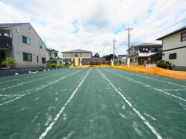 周辺は、低層住宅が建ち並ぶ閑静な住宅街です。緑豊かな住環境で落ち着いた暮らしが叶います。