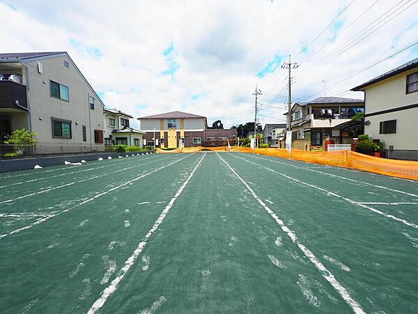 豊かな緑で彩られた、穏やかな住環境です。現地ご見学の際は、周辺の街並みも併せてご確認ください。
