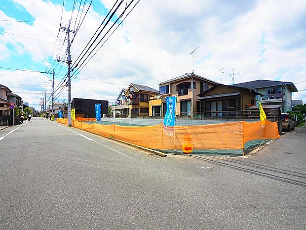 前面道路は幅員6m以上の広さが確保され、車のすれ違いもスムーズ。徒歩や自転車の移動時も安心です。