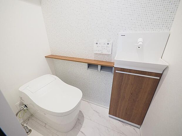 サッと手を洗える、手洗いカウンター付きのトイレスペースです。