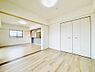 寝室：お部屋はナチュラルな雰囲気で、お好みの様々なインテリアが楽しめそうです。