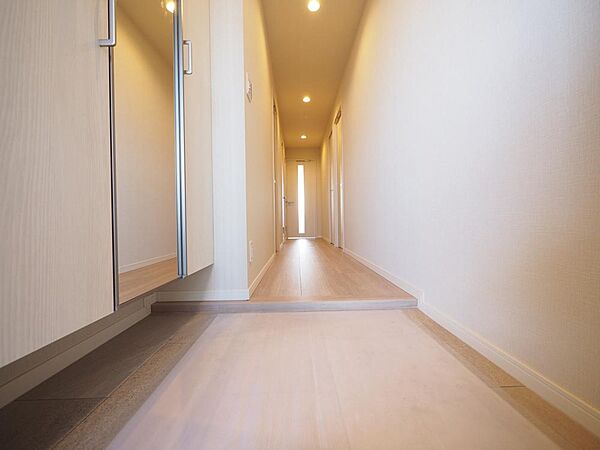 お出かけ前の身だしなみチェックができる、姿見付きのシューズボックスが設置されています。