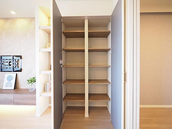 LDKには、収納が備え付けられています。文房具やお子様の勉強道具などをすっきりと収納できます。